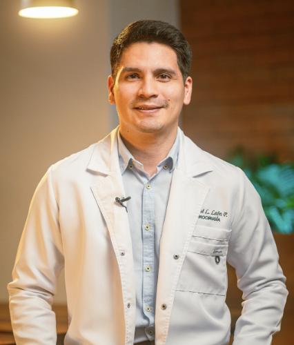 Dr. José León, neurocirujano especialista en columna vertebral, en su consultorio